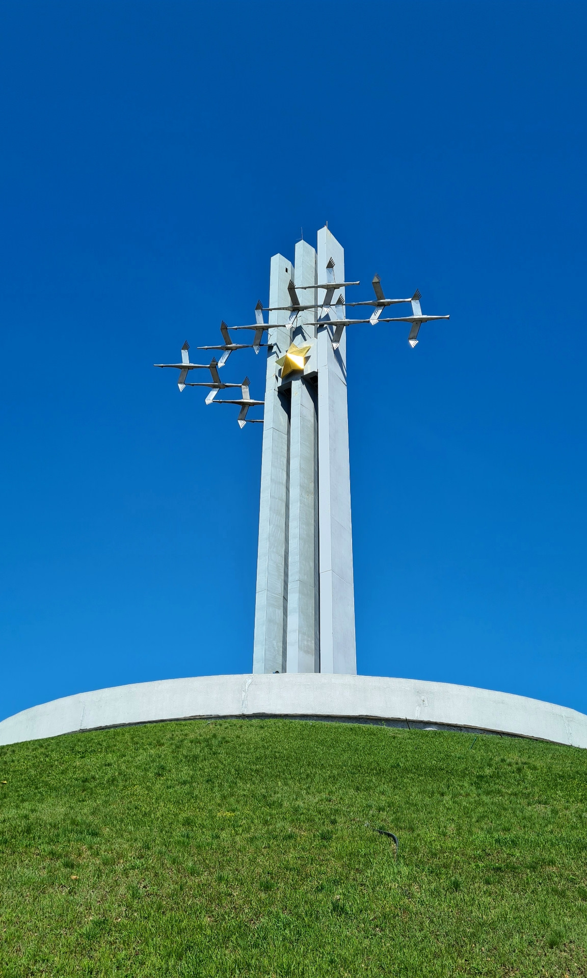 Памятник журавли в осетии