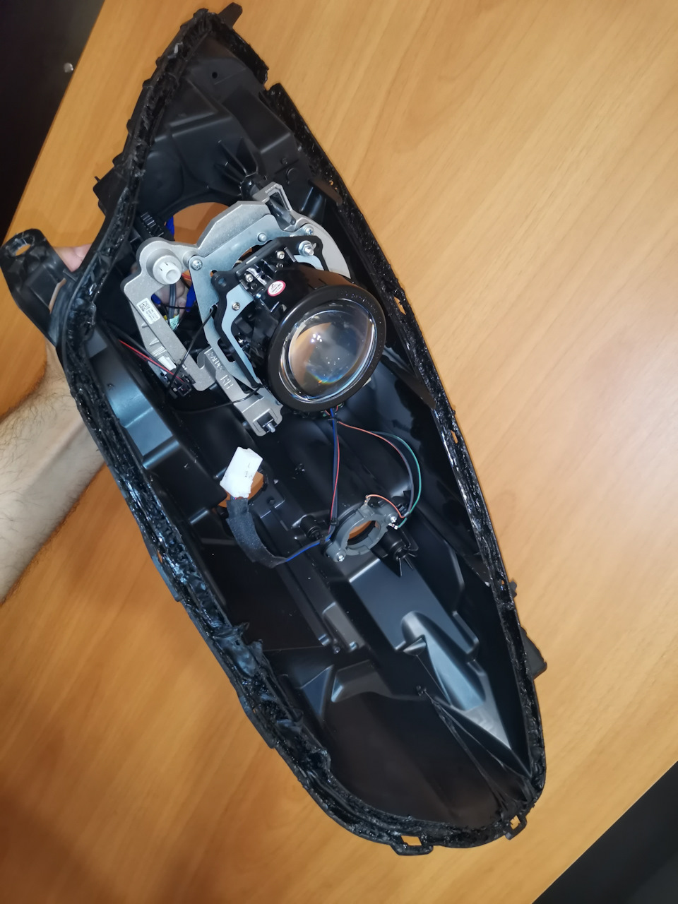 Фара в разборе с новой линзой — Hyundai Solaris (1G)