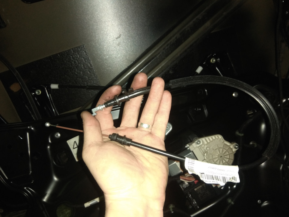 Замена тросика водительской двери — Volkswagen Passat B6, 1,6 л, 2008 ...