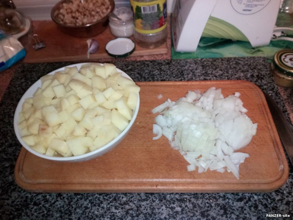 суп с фрикадельками и манной крупой. twAAAgFdG A 960. суп с фрикадельками и манной крупой фото. суп с фрикадельками и манной крупой-twAAAgFdG A 960. картинка суп с фрикадельками и манной крупой. картинка twAAAgFdG A 960. Шарики из рубленого мяса или, как их еще называют, фрикадельки, это фактически международное блюдо. В каждой кухне мира найдется несколько фирменных блюд, которые дополняют рыбные или мясные комочки. Чаще всего они входят в состав супа, но есть рецепты, где фрикадельки отдельно тушатся в соусе, а потом подаются к гарниру.