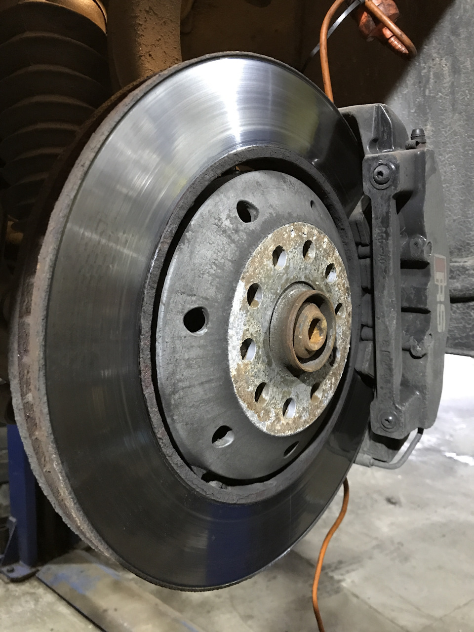 На подъёмнике — Audi Allroad (C5)