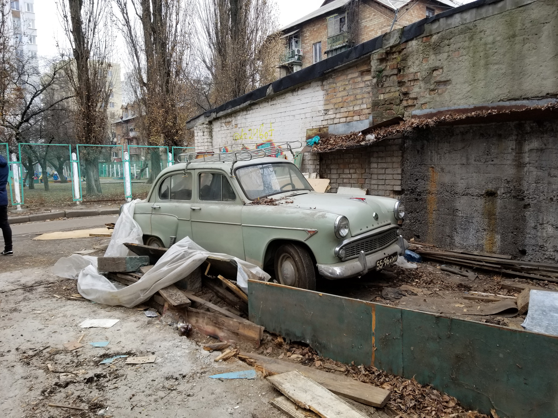 Снос гаражей в москве. Находки в заброшенных гаражах. Машины в снесенных гаражах. Находки в снесенных гаражах. Гаражные находки авто.