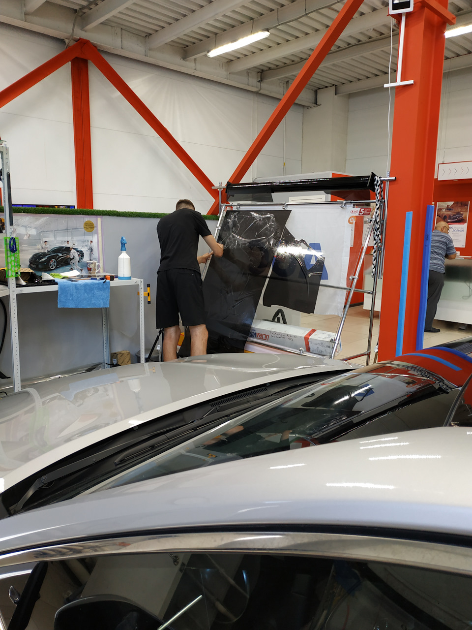 Пленку режет неспеша, тихо ножиком шурша. — Volkswagen Polo Sedan