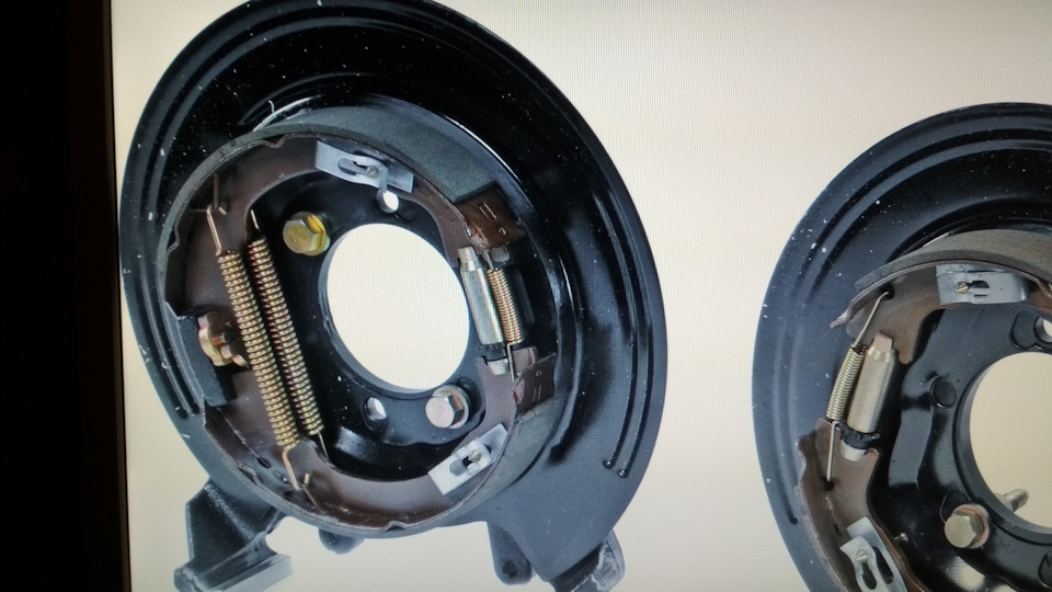 Пыльник тормозного диска saf bi9. Колодки ручного тормоза шевроле каптива с 100. Задний тормозной щиток каптива с100. Пыльник заднего тормозного диска hyundai elantra 2008. Пыльник задних тормозных.