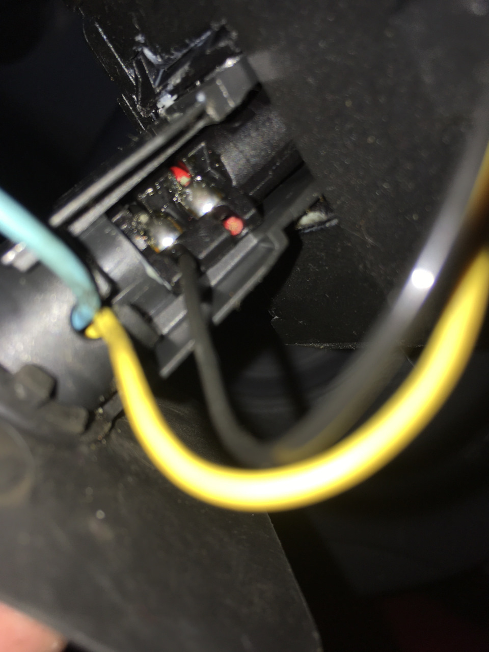 Рено логан 1 не работает сигнал. Кнопка сигнала рено логан. Рено логан 1 не работает сигнал. Разъем звукового сигнала рено логан 1. Рено логан 1 не работает сигнал.