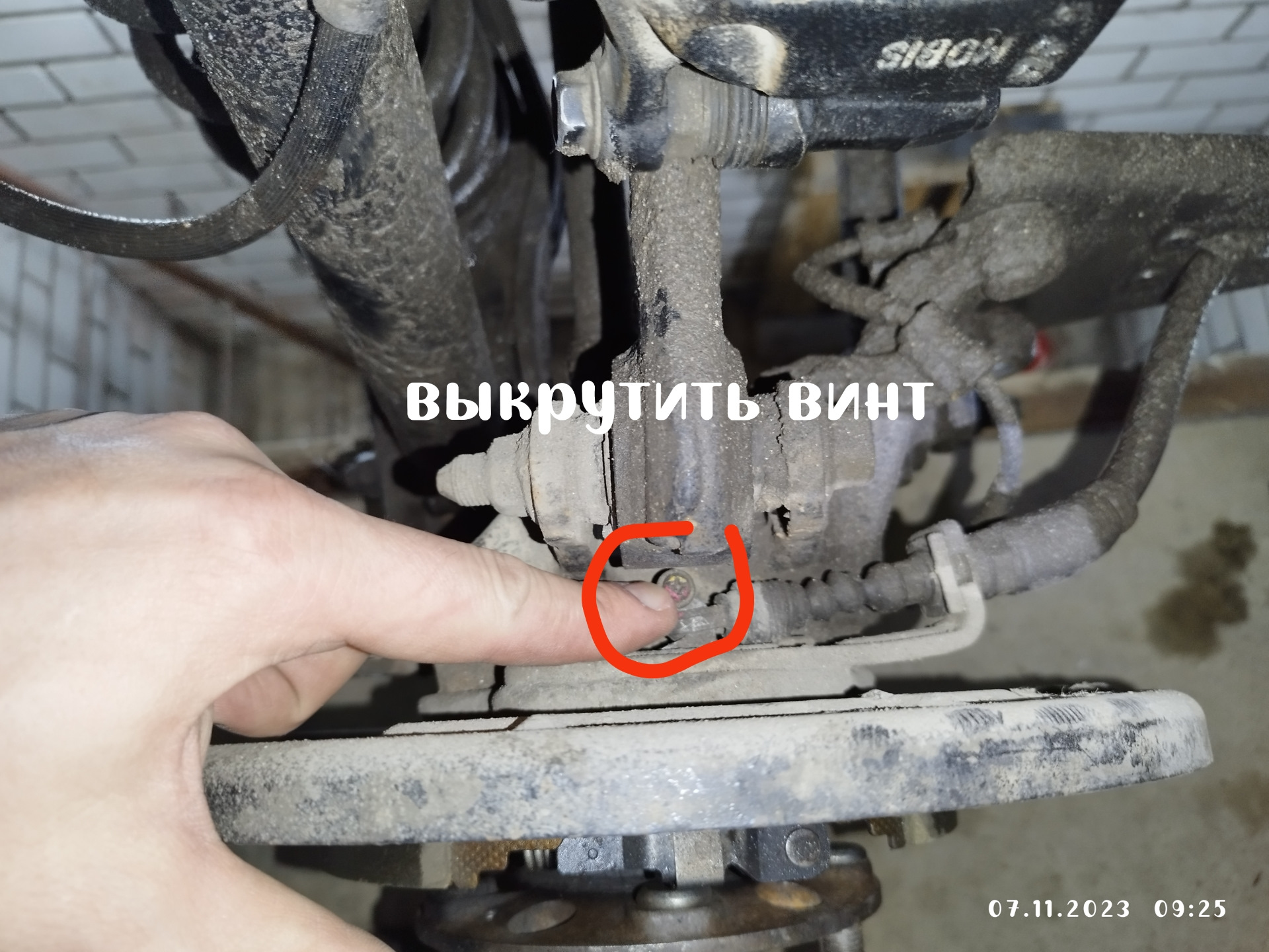 Замена правого тросика ручного тормоза — Hyundai Tucson (TL), 2 л, 2016 ...