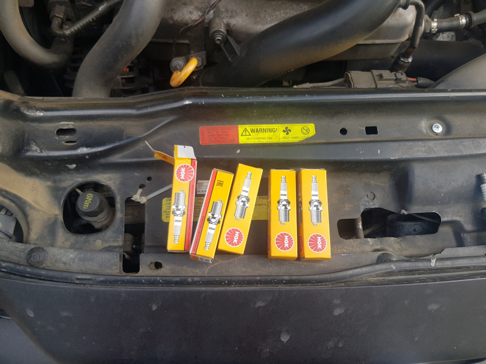 Замена свечей зажигания — Volvo XC70 II, 2,4 л, 2001 года | расходники ...