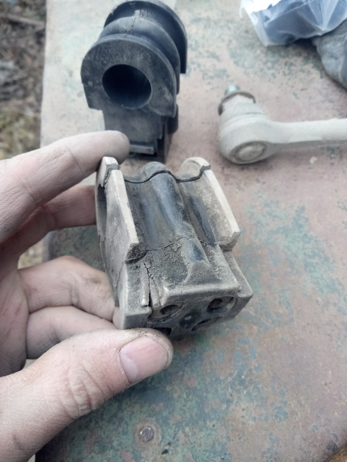 Втулки стабилизатора nissan note e12. Замена втулок стабилизатора ниссан лиф. Тиида втулки стабилизатора. Замена втулок стабилизатора на ниссан микра. Замена втулок стабилизатора тиида без снятия подрамника.