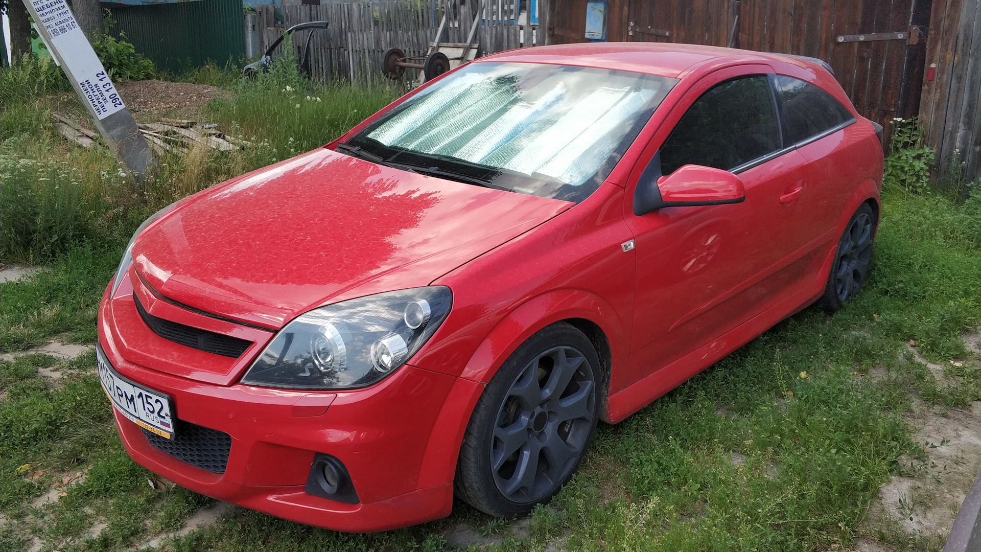 Красный Opel Astra OPC