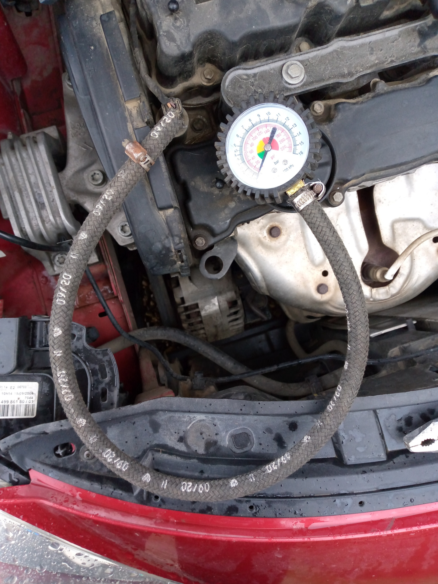 Peugeot давление масла. Давления топлива в рампе Пежо 406 2.0 бензин. Пежо 307 давление в топливной рампе. Замер давления в топливной рампе Пежо 307. Замер компрессии Пежо 307 дизель.