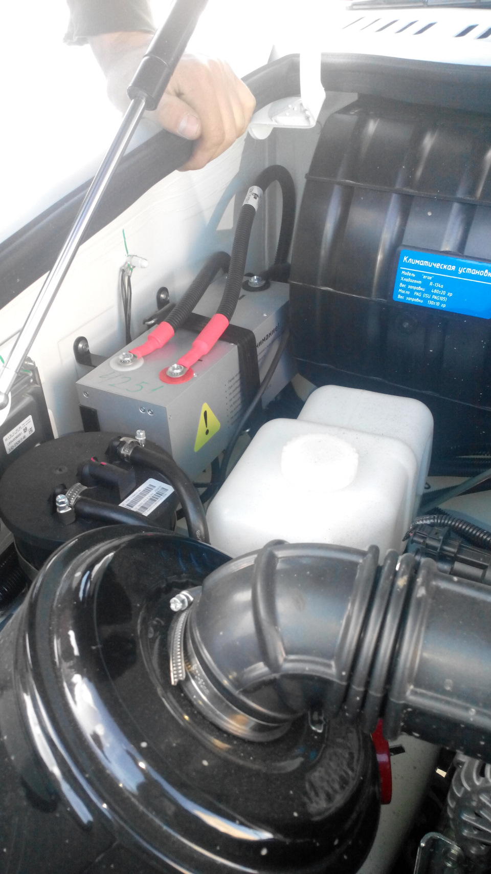 По мимо этой хрени, видно систему пожаротушения под воздуханом красный стакан, на другой стороне второй такой же стакан пожаротушения, тоже с завода стояли. — УАЗ Patriot