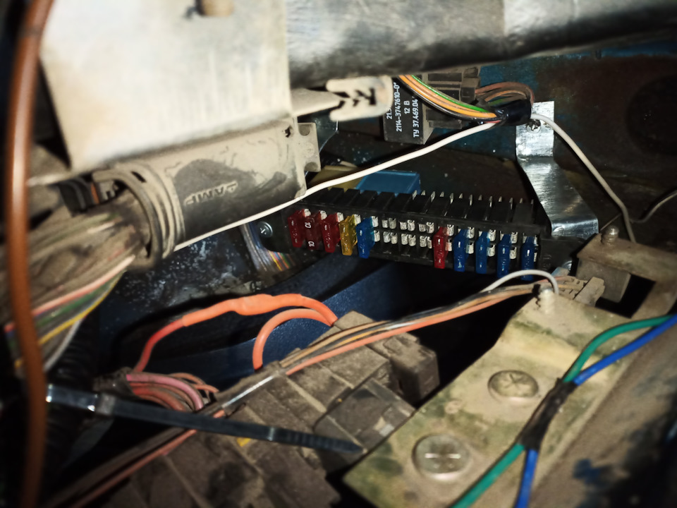 Дополнительный блок предохранителей. — Lada 21074, 1,6 л, 2008 года ...