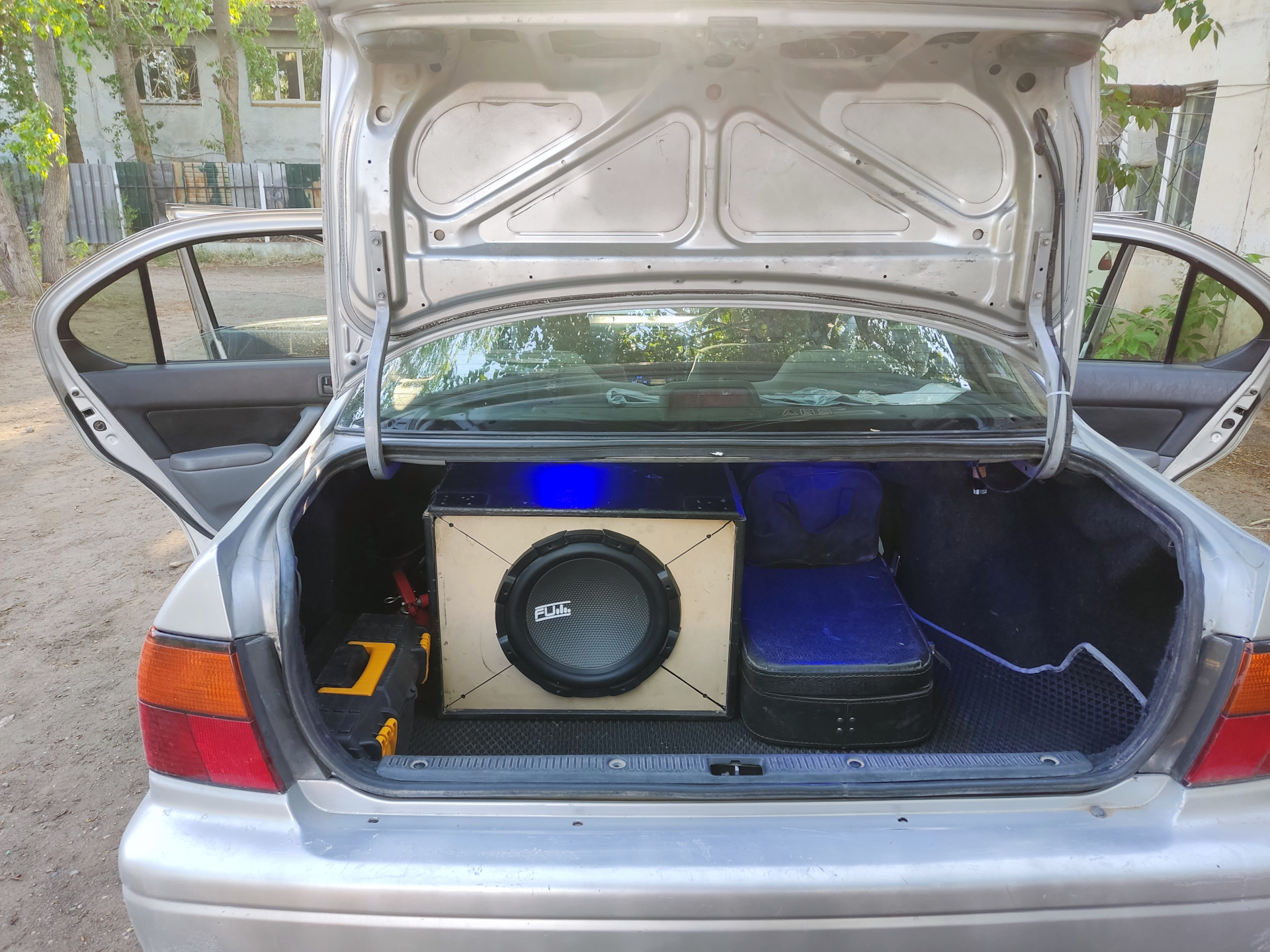 Как сделать подсветку в багажник, как заменить лампочку в багажнике ...