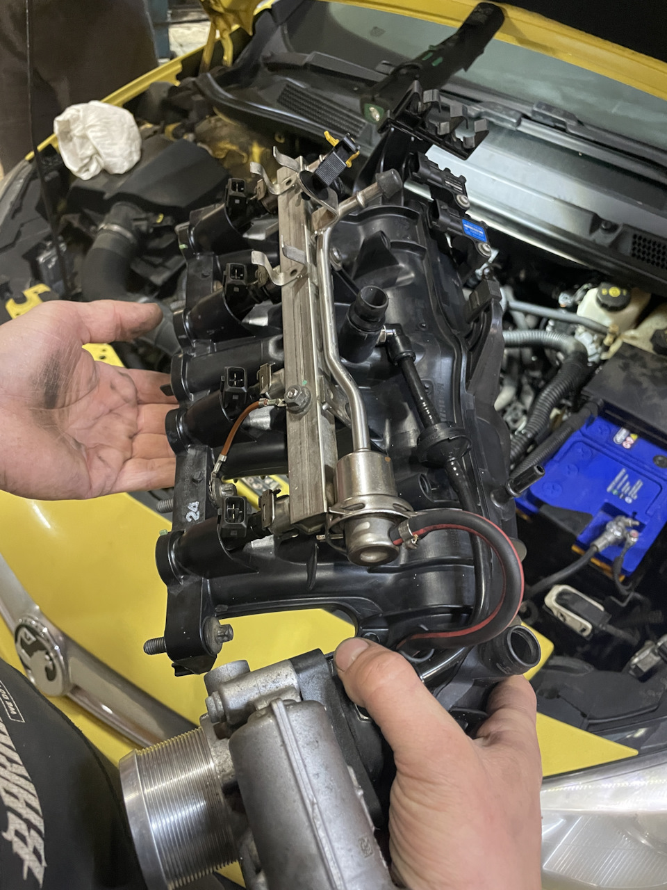 Впускной коллектор — Opel Astra J GTC, 1,4 л, 2012 года | визит на ...