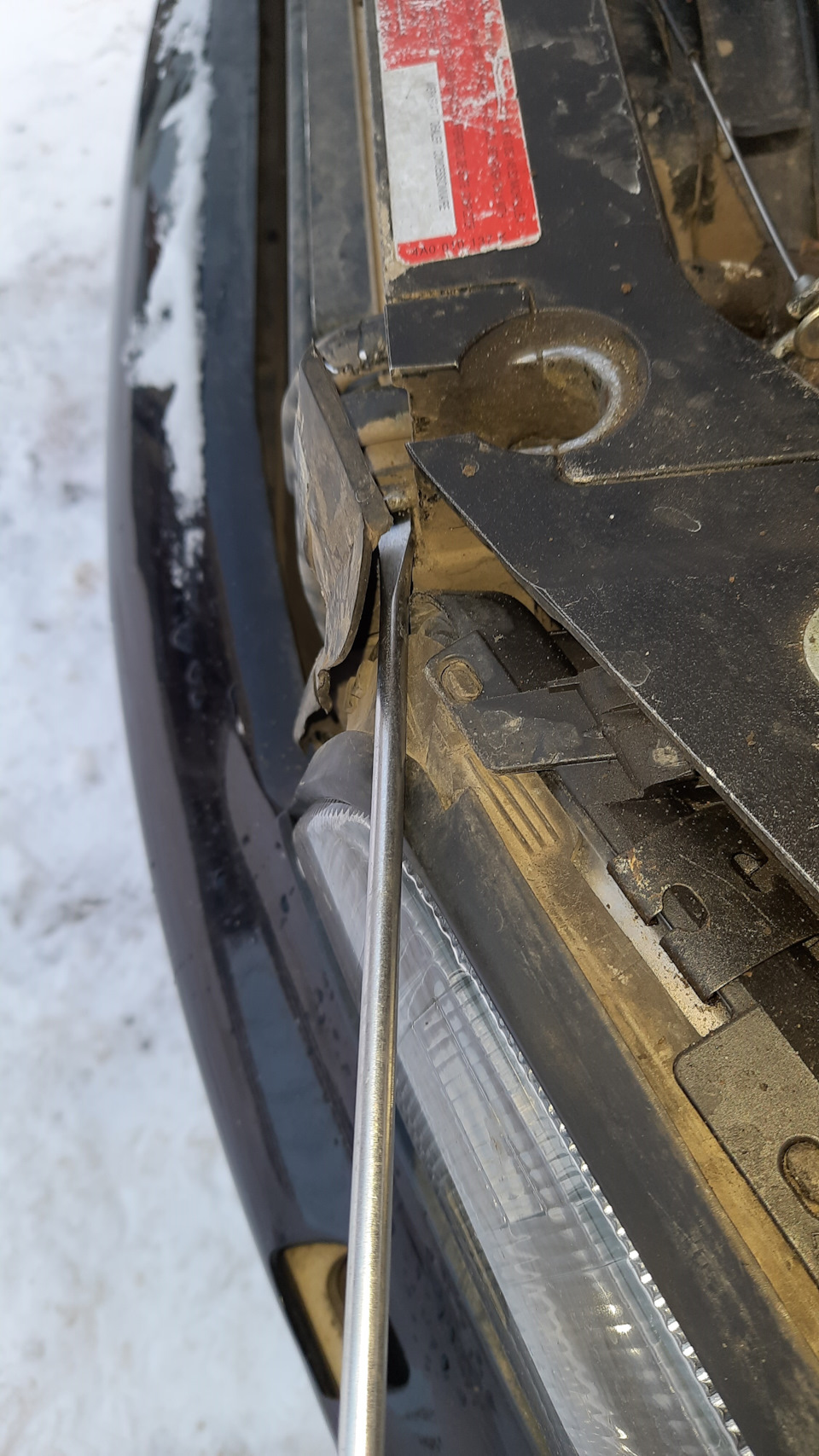 Порвался тросик капота Ауди А8 Д2. Открытие капота — Audi A8 (D2), 3,6 ...