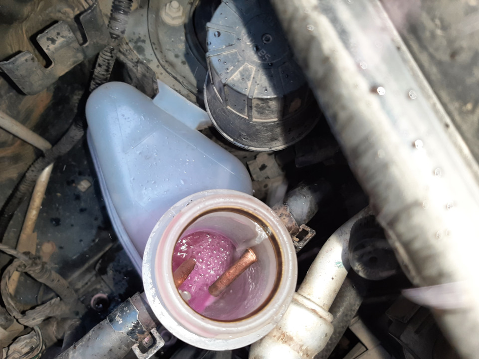 Устранение проблемы, уходящего через крышку, антифриза, новый термостат ...