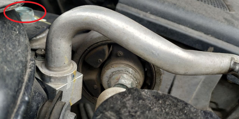 При выкручивании болта он упиается в накладку ветровой панели (растяжку) — Nissan Teana (J32)