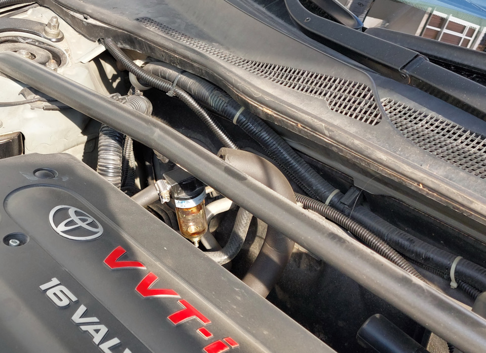 он же, слева. — Toyota Camry (XV30)