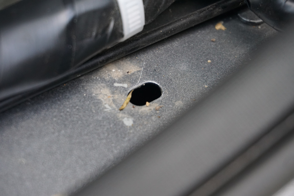 Пыль и грязь летит из полости порога в эту дырочку! — Nissan Murano II