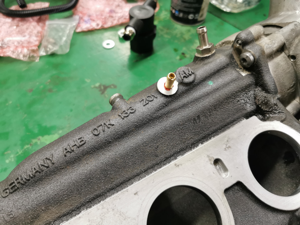 сосок для трубки давления установлен — Audi RS Q3 (1G)