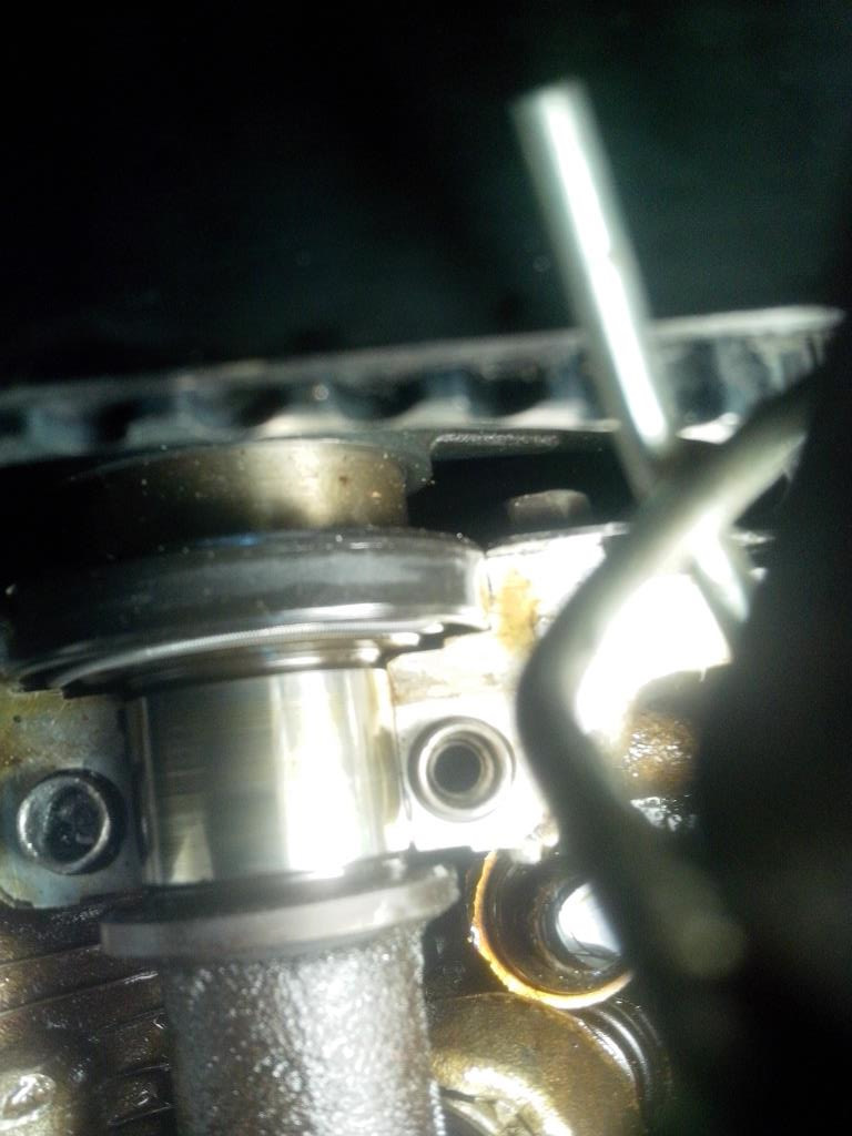 Ремень генератора в масле что делать. u0AAAgELXOA 960. Ремень генератора в масле что делать фото. Ремень генератора в масле что делать-u0AAAgELXOA 960. картинка Ремень генератора в масле что делать. картинка u0AAAgELXOA 960. После ремонта генератора в мастерской обнаружилась другая проблема. Долго не мог понять в чем причина свиста ремня генератора, пока масла не стало реально много на ремнях. Конечно подтягивал ремень до этого много раз.В итоге выбрал время и снял КК и верхнюю защиту ГРМ. Увидел слабый подтек д сальника выпускного распред. вала. Честно говоря не уверен, что только из под сальника распредвала, потому что масла на ремни накидывает очень много. Но из под блока не бежит масло 100%. Также масла нет и на натяжительных роликах. Масло только на внутренней части пластиковой защиты ГРМ.Разбирать все очень не хотелось бы… решил снять крышку шейки сальника распредвала. И мне повезло. Увидел причину течи! когда запрессовывал сальника, то пружинка сальника завернулась и не прижимала рабочее место сальника полностью. Непонятно почему раньше масло не бежало. Или бежало? если бежало, то причина мала на ремнях еще где- то. Ремень генератора в масле что делать. u0AAAgELXOA 960. Ремень генератора в масле что делать фото. Ремень генератора в масле что делать-u0AAAgELXOA 960. картинка Ремень генератора в масле что делать. картинка u0AAAgELXOA 960. После ремонта генератора в мастерской обнаружилась другая проблема. Долго не мог понять в чем причина свиста ремня генератора, пока масла не стало реально много на ремнях. Конечно подтягивал ремень до этого много раз.В итоге выбрал время и снял КК и верхнюю защиту ГРМ. Увидел слабый подтек д сальника выпускного распред. вала. Честно говоря не уверен, что только из под сальника распредвала, потому что масла на ремни накидывает очень много. Но из под блока не бежит масло 100%. Также масла нет и на натяжительных роликах. Масло только на внутренней части пластиковой защиты ГРМ.Разбирать все очень не хотелось бы… решил снять крышку шейки сальника распредвала. И мне повезло. Увидел причину течи! когда запрессовывал сальника, то пружинка сальника завернулась и не прижимала рабочее место сальника полностью. Непонятно почему раньше масло не бежало. Или бежало? если бежало, то причина мала на ремнях еще где- то.