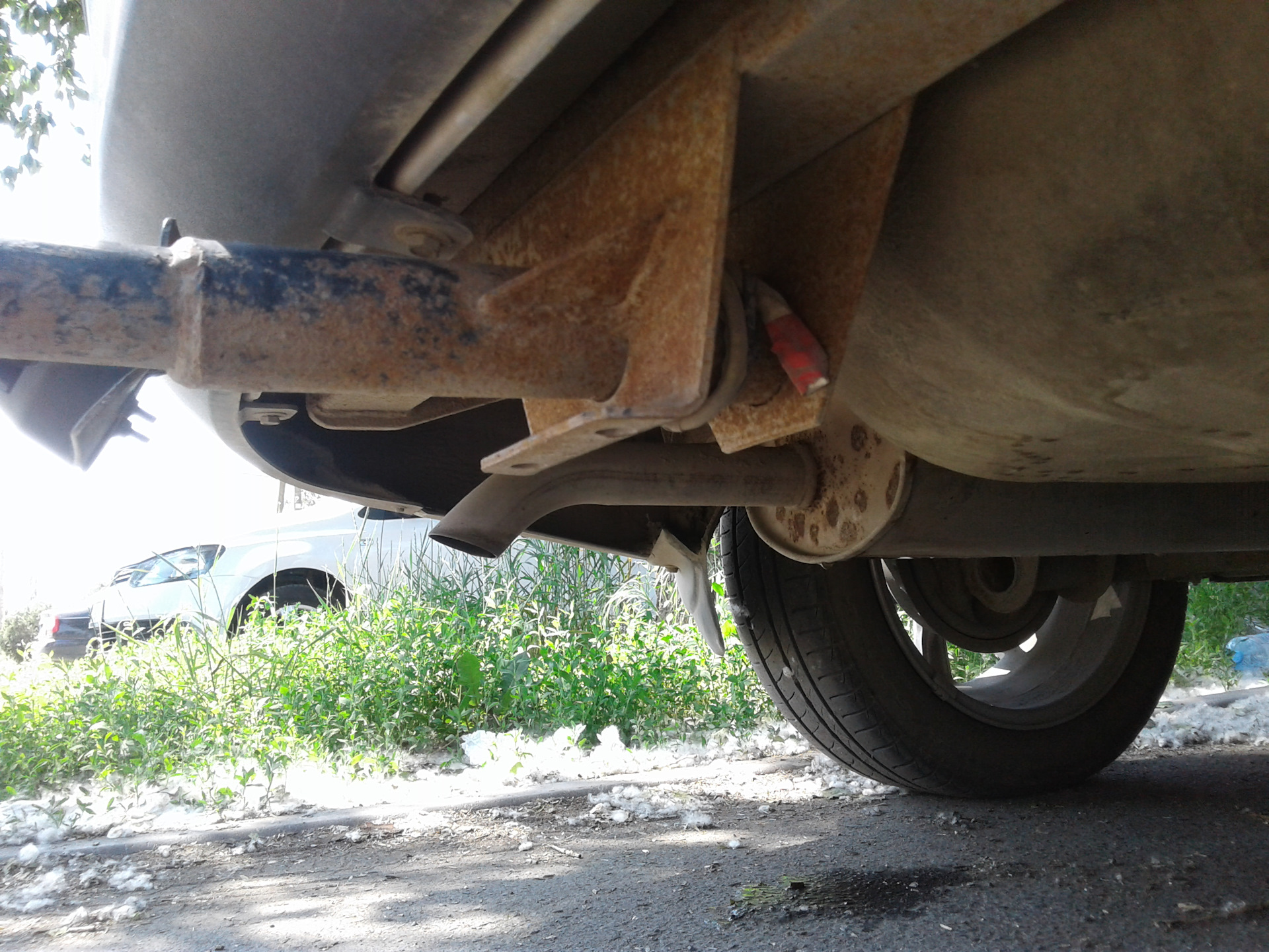 Про отверстие в глушителе. — Lada Гранта лифтбек, 1,6 л, 2015 года ...