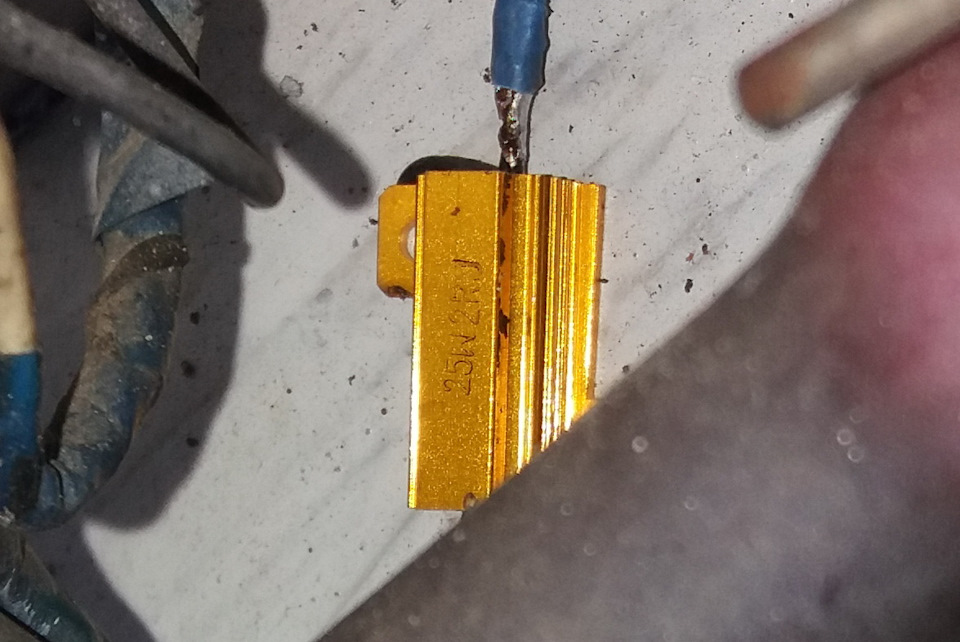 Когда крутил стартер искра была и пропадала когда переставал крутить ...