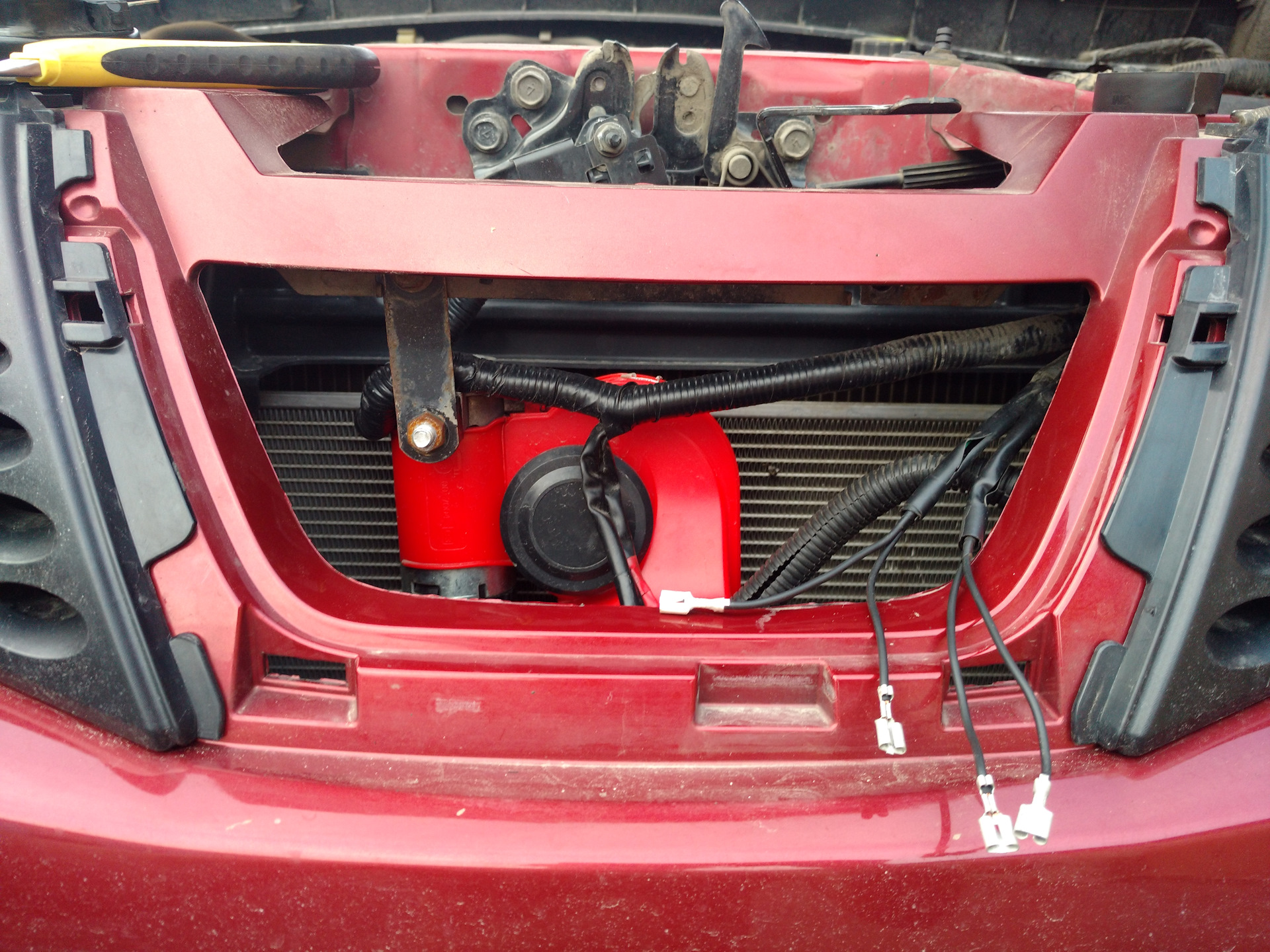 Установка дополнительного звукового сигнала к основному на Nissan Juke ...