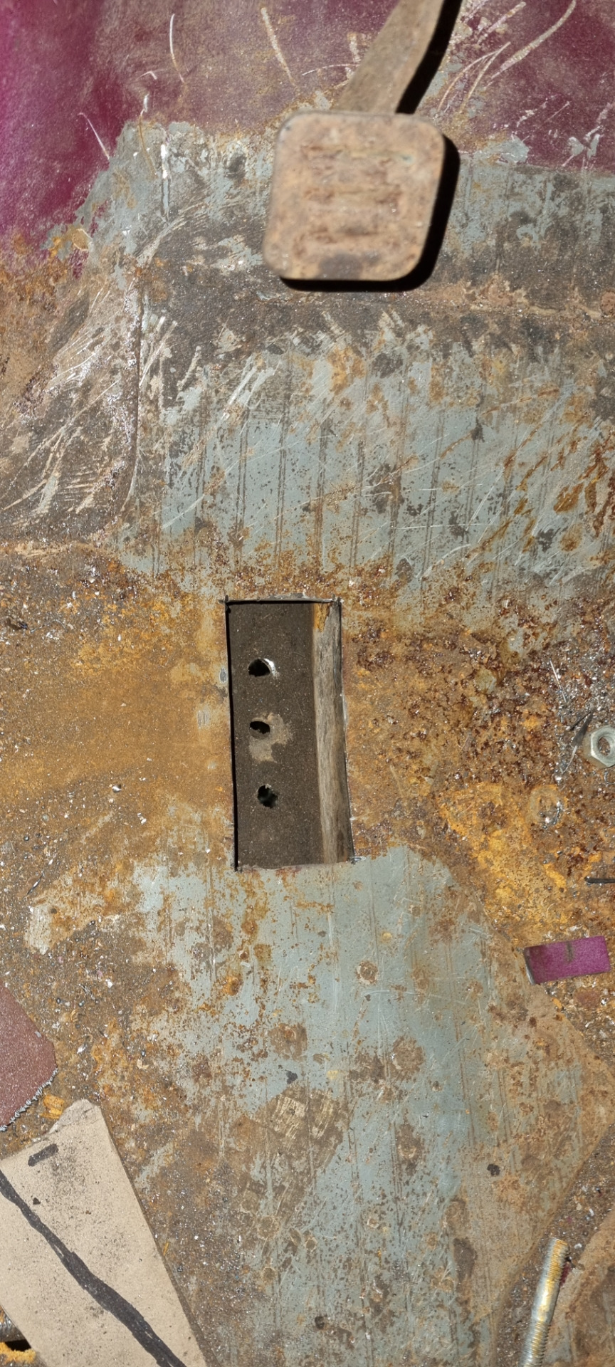 Вырезал в полу лючки для интеграции закладных креплений. — ИЖ 2717