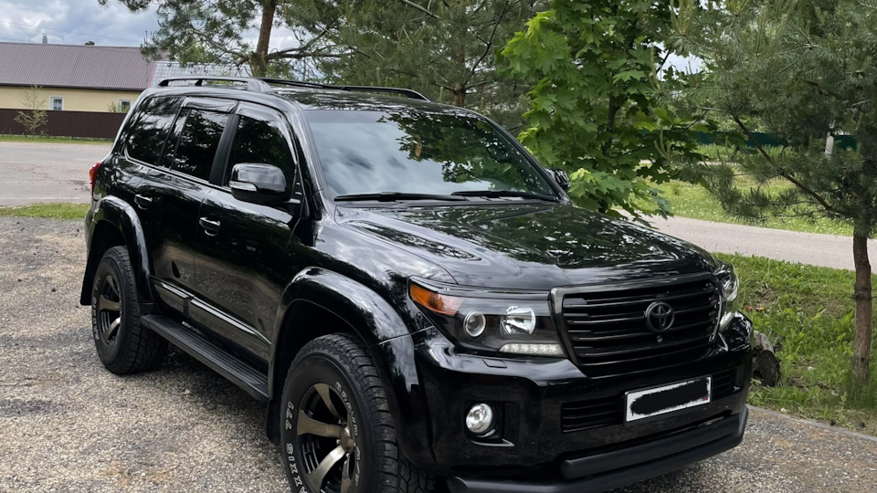 black landcruiser sahara