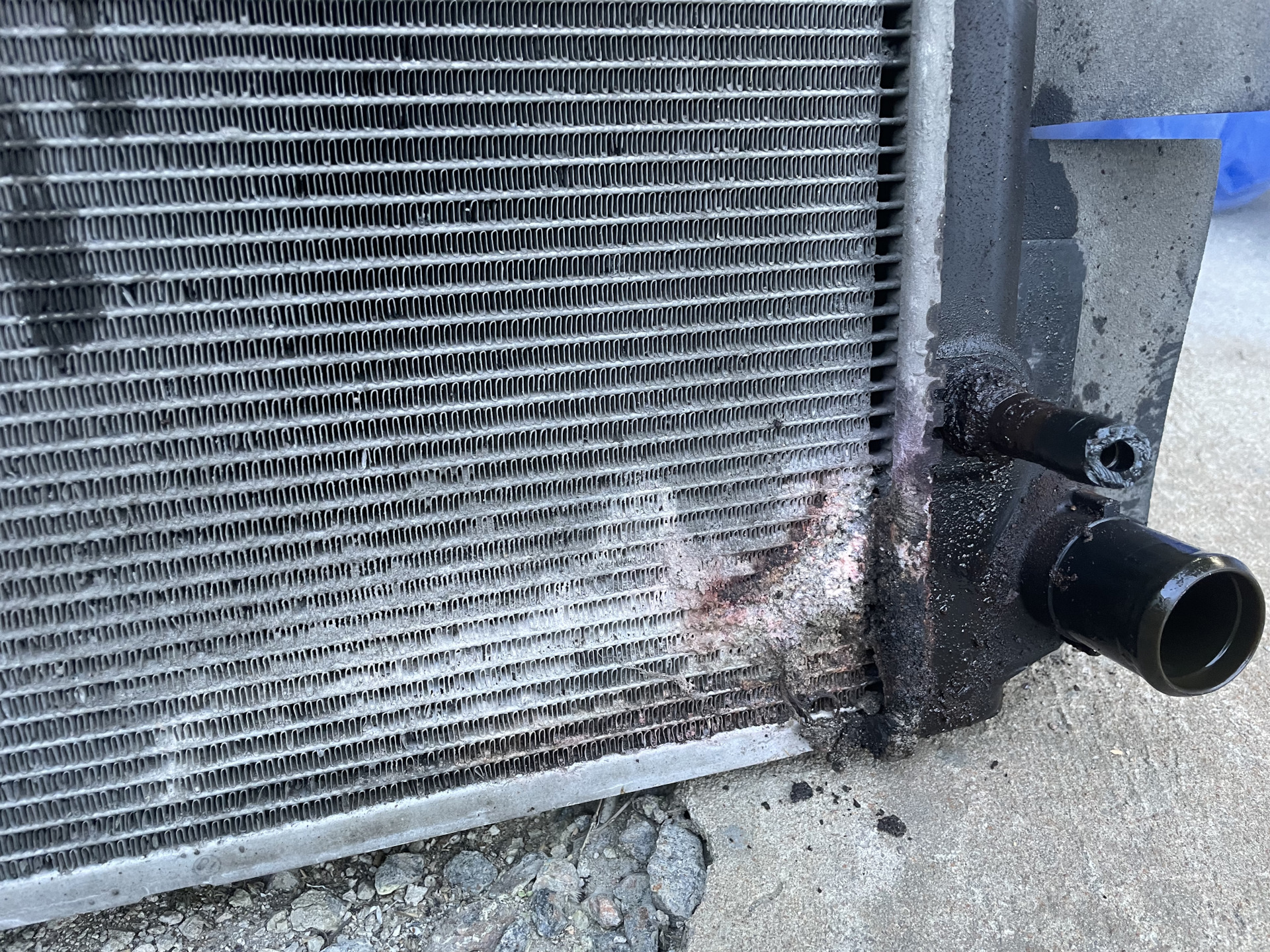 Разорвало радиатор охлаждения. Разорвало радиатор почему. Трещина на пластиковом радиаторе. Порвало радиатор охлаждения. Трещина на пластиковом радиаторе.