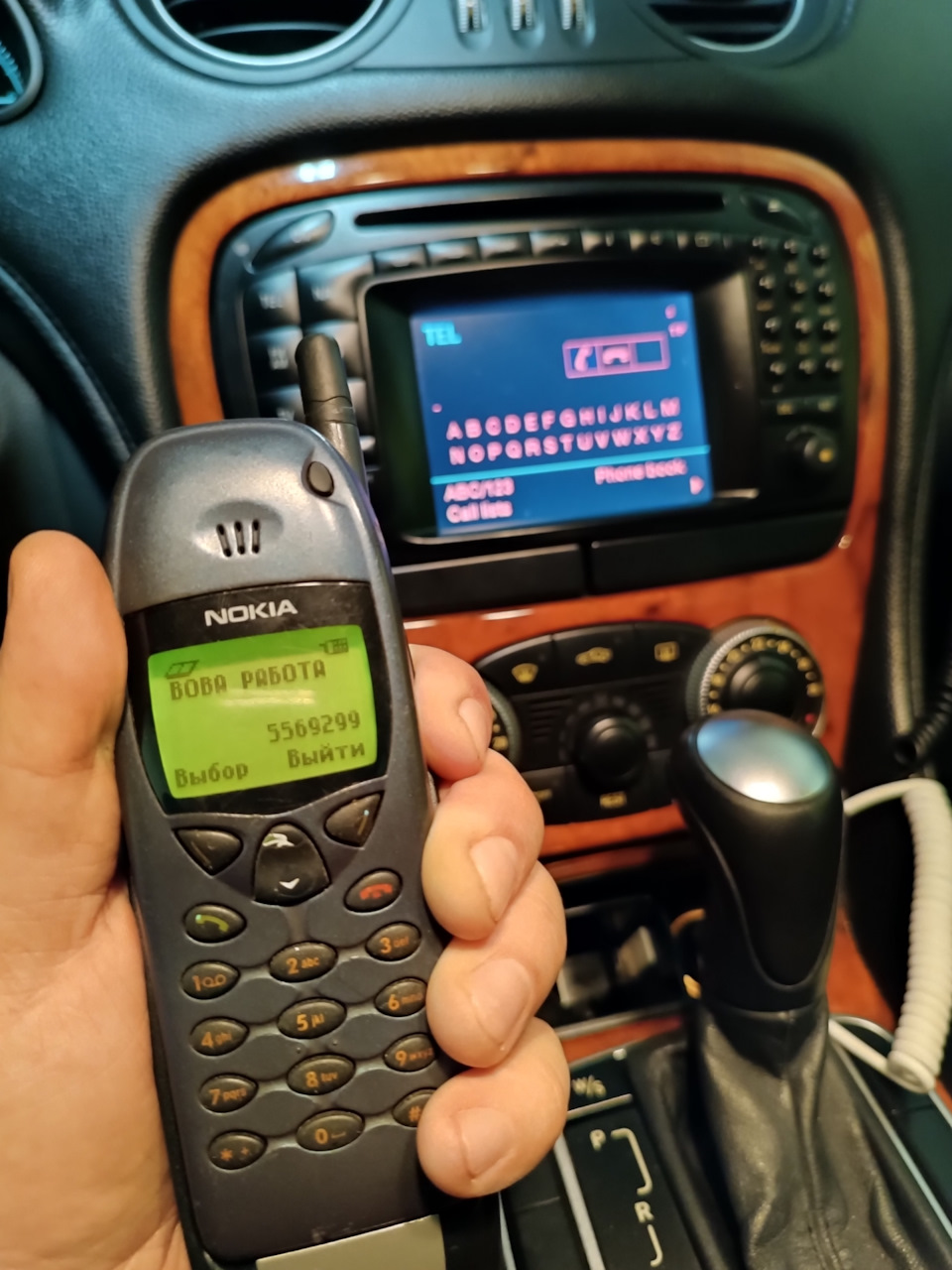 Телефон Nokia в крепление в подлокотнике. — Mercedes-Benz SL-Class (R230),  5 л, 2003 года | аксессуары | DRIVE2