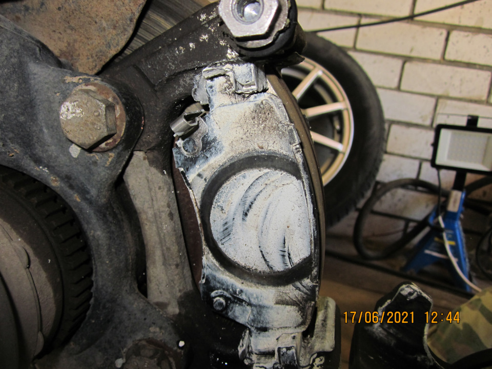 Передний тормоз, вид с откинутым суппортом на внутреннюю колодку. Крупный план. Из зазоров между колодкой и суппортом (в зоне противоскрипных пластин суппорта) паста также никуда не делась — Lada Vesta SW (1G)