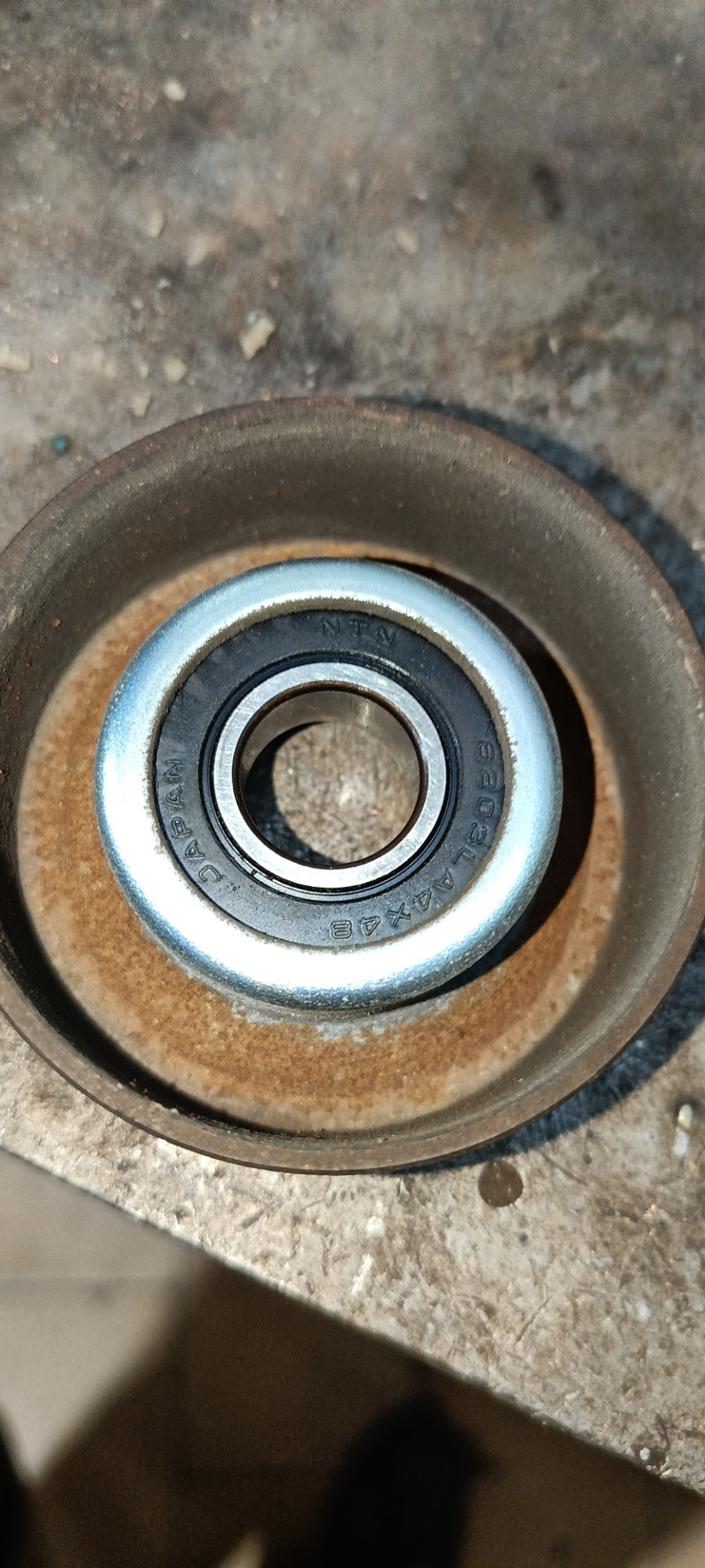 Замена подшипника натяжителя ремня — Honda Shuttle (2G), 1,5 л, 2016 ...