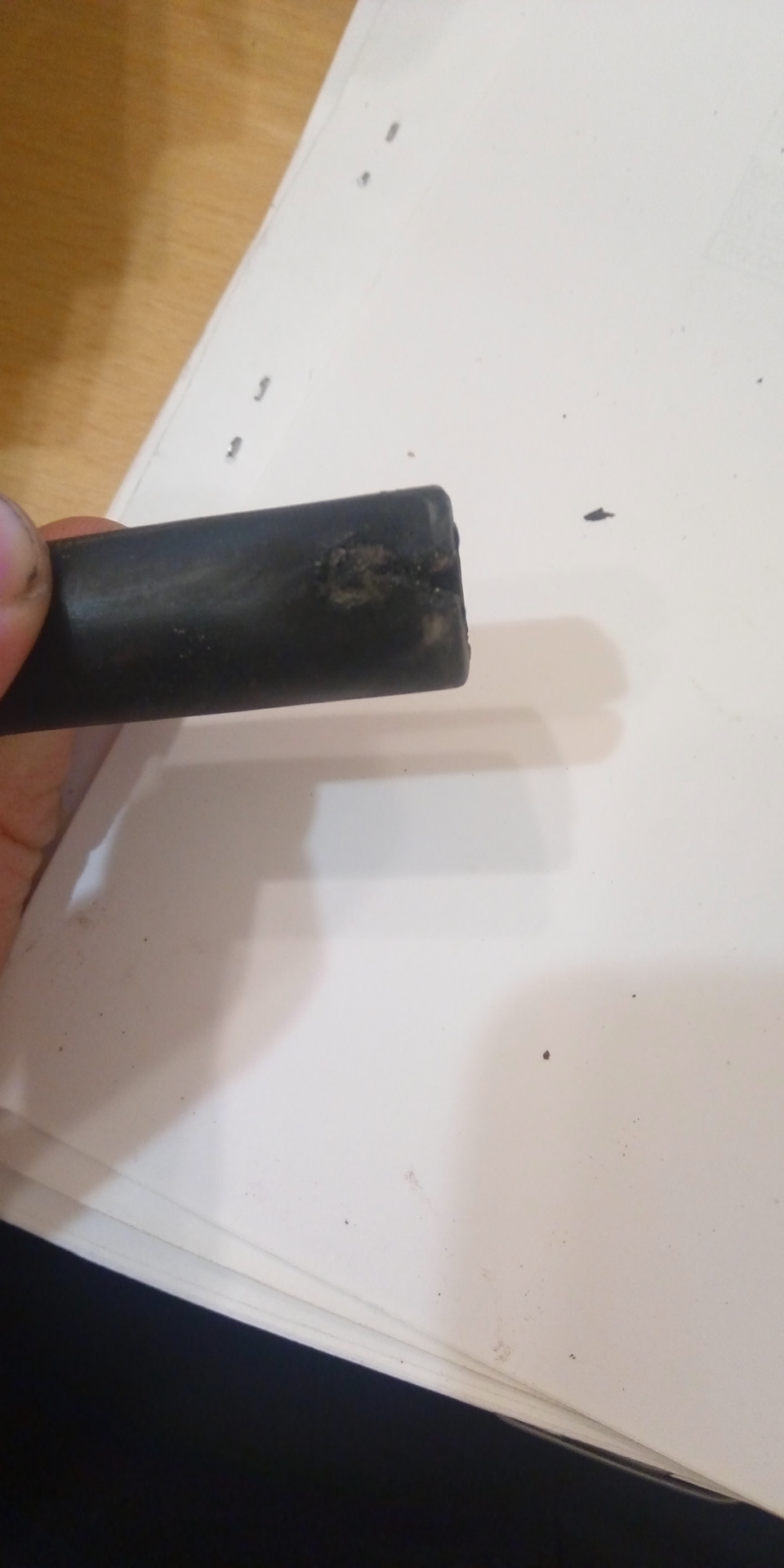 Дэу нексия течь масла из под катушки зажигания. u4AAAgClmOA 960. Дэу нексия течь масла из под катушки зажигания фото. Дэу нексия течь масла из под катушки зажигания-u4AAAgClmOA 960. картинка Дэу нексия течь масла из под катушки зажигания. картинка u4AAAgClmOA 960. Наблюдается такое явление – течь масла в небольшом количестве, в районе модуля зажигания. Давно уже наблюдается, но совсем не беспокоит, т.к. течь незначительна. При том, что я уже думал к 100 или 110 тысячам поменять весь комплект прокладок в двигателе. Но то когда ещё будет, а пока пусть машина попробует на вкус герметик масляной системы. Внутренность крышки маслоналивной горловины вроде бы в норме.