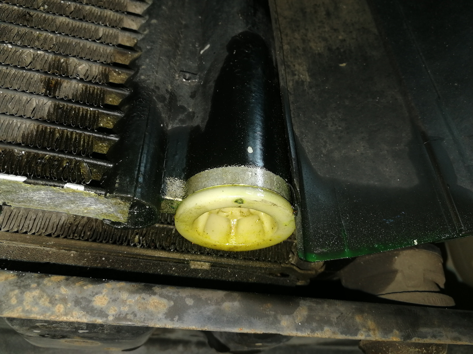 Заглушка радиатора кондиционера. На ниве на пробке радиатора какая то коричневая грязь. Заглушка радиатора кондиционера. Заглушка радиатора кондиционера. Заглушка радиатора кондиционера.