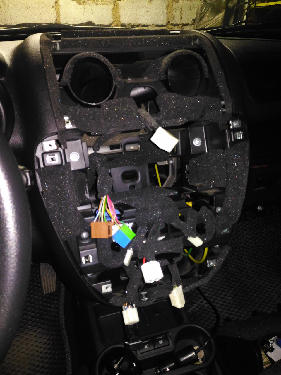 Снятие и установка центральной накладки панели приборов Гранты