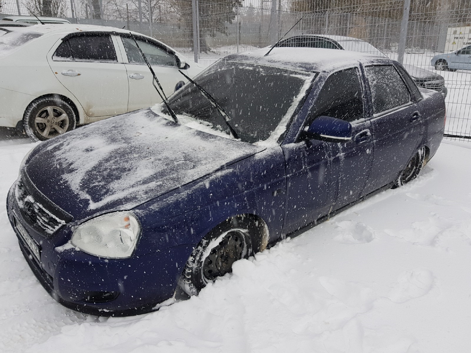 Седан зимой. Приора седан Персей зимой. Приора Персей зима. Персей Приора 2 седан зимой. Разбитая Приора Персей.