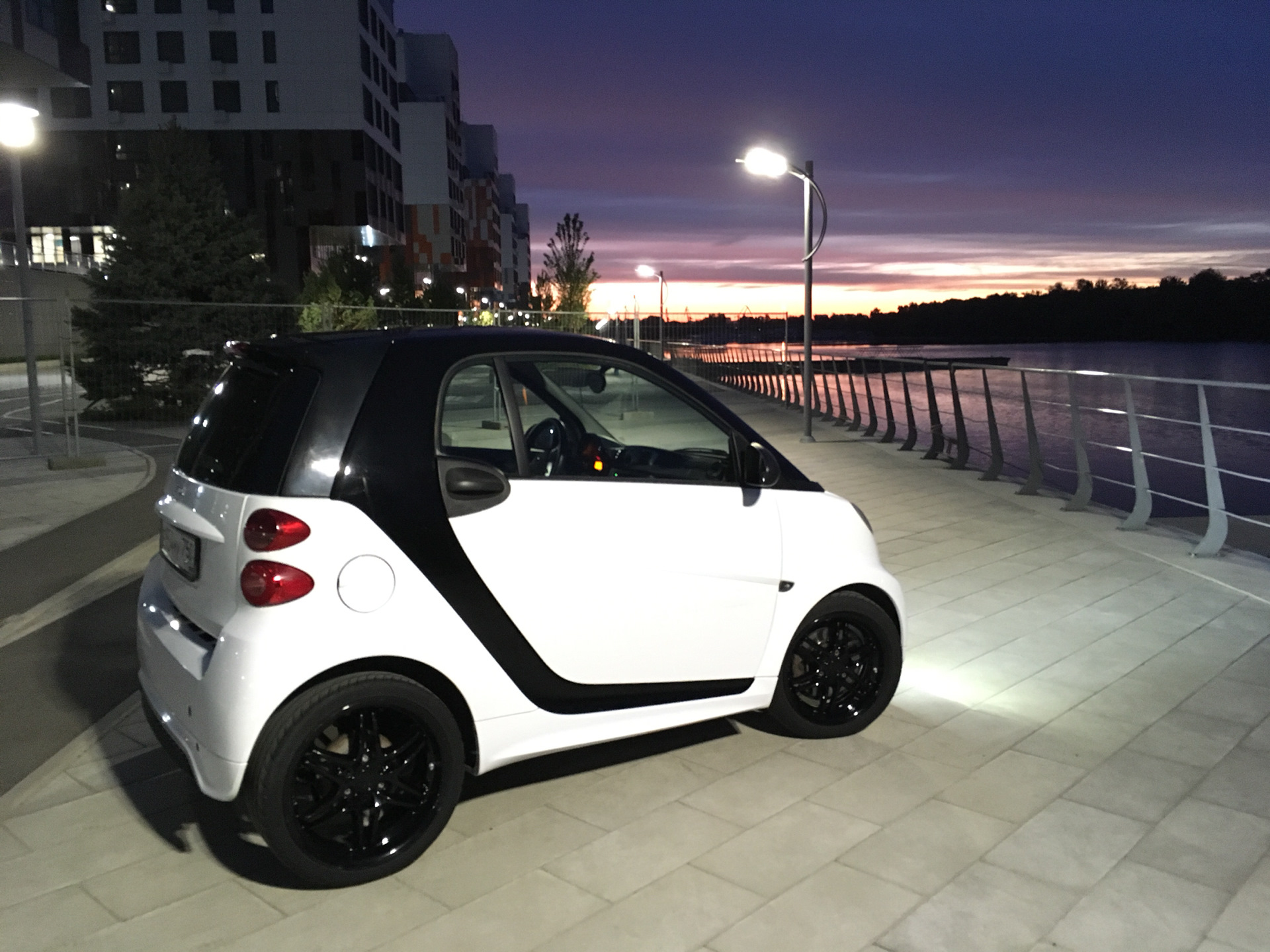 Smart white. Smart Fortwo 450 Brabus. Белый Smart Fortwo Brabus. Smart Fortwo 450 белый. Белый Smart Fortwo Brabus 2014.