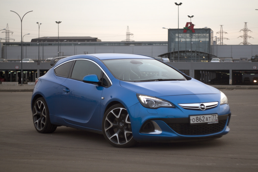 Opel Astra j GTC голубая