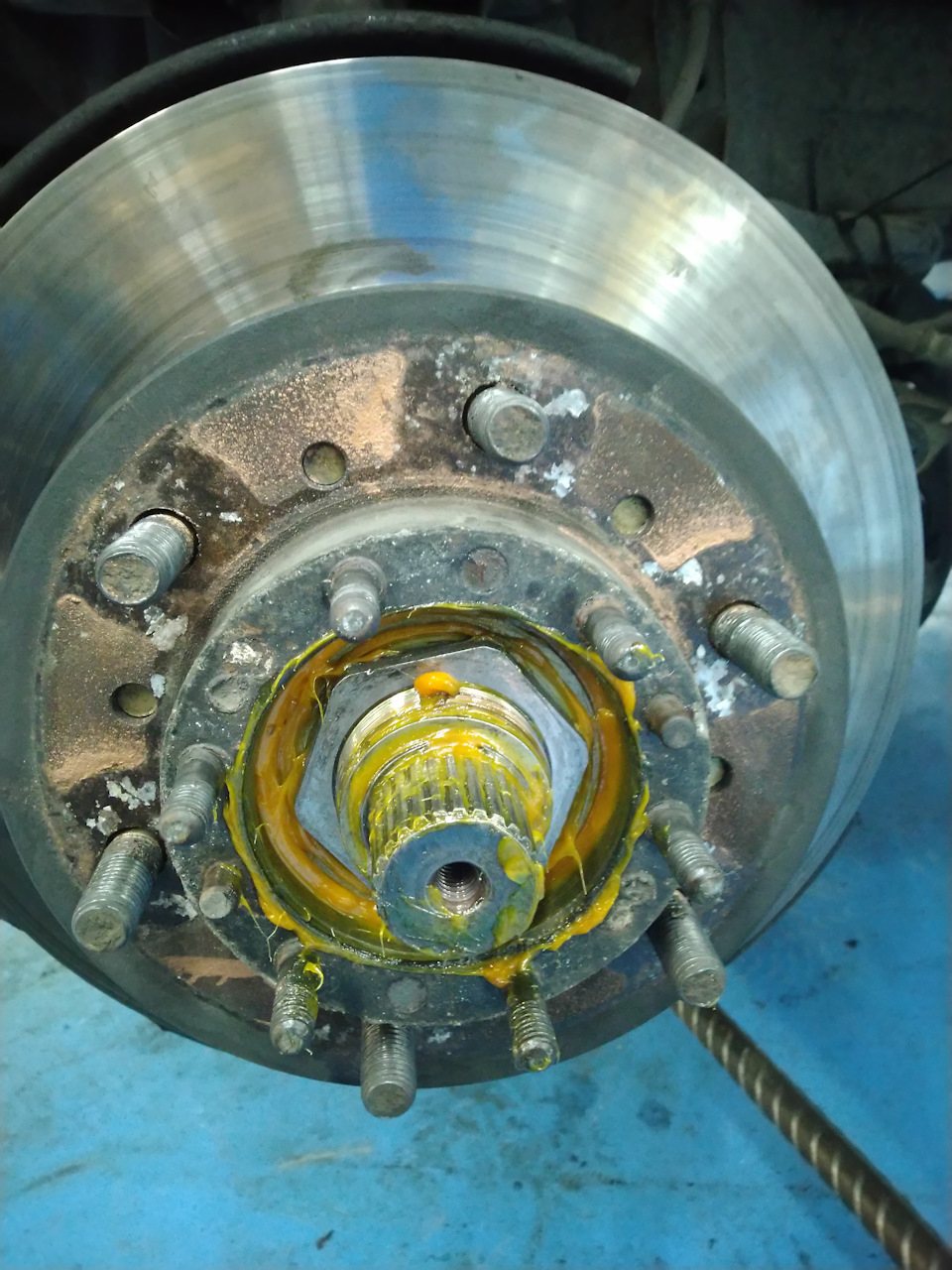 затем гайка. на 54мм. в соответствии с мануалом её следует затянуть на 59н/м, прокрутить ступицу по нескольку оборотов в разные стороны, затем отпустить, затем затянуть на 25н/м и измеряя момент страгивания (динамометром за колёсную шпильку) добиться результата 2.8-5.6кг на страгивание. т. к. динамик у меня имеет шкалу от 42нм то первоначально я затягивал как положено, а после прокрутки и отпуска — по ощущениям. — Toyota Hilux Surf (2G)