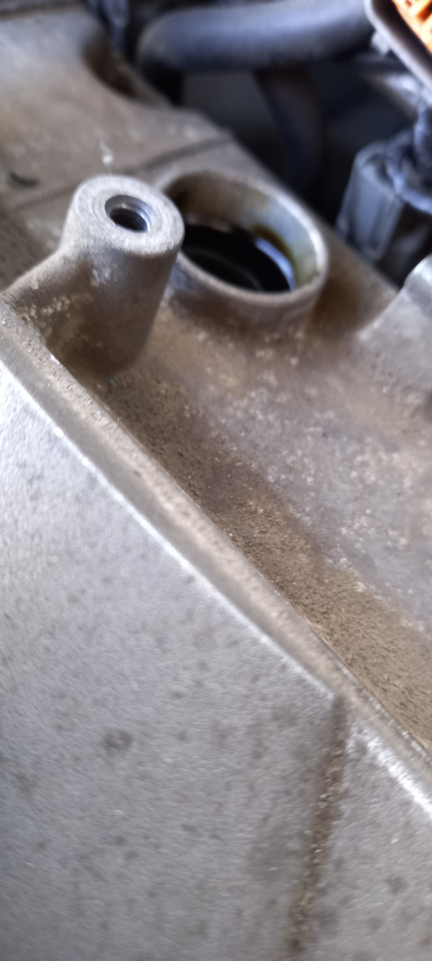 Замена прокладки клапанной крышки и сальников свечных колодцев ...