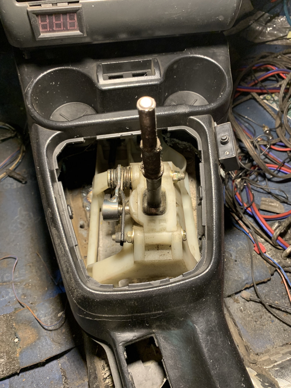 Тоннель панели не цепляется нигде, доработал дремелем где упирался — Lada 112 Coupe