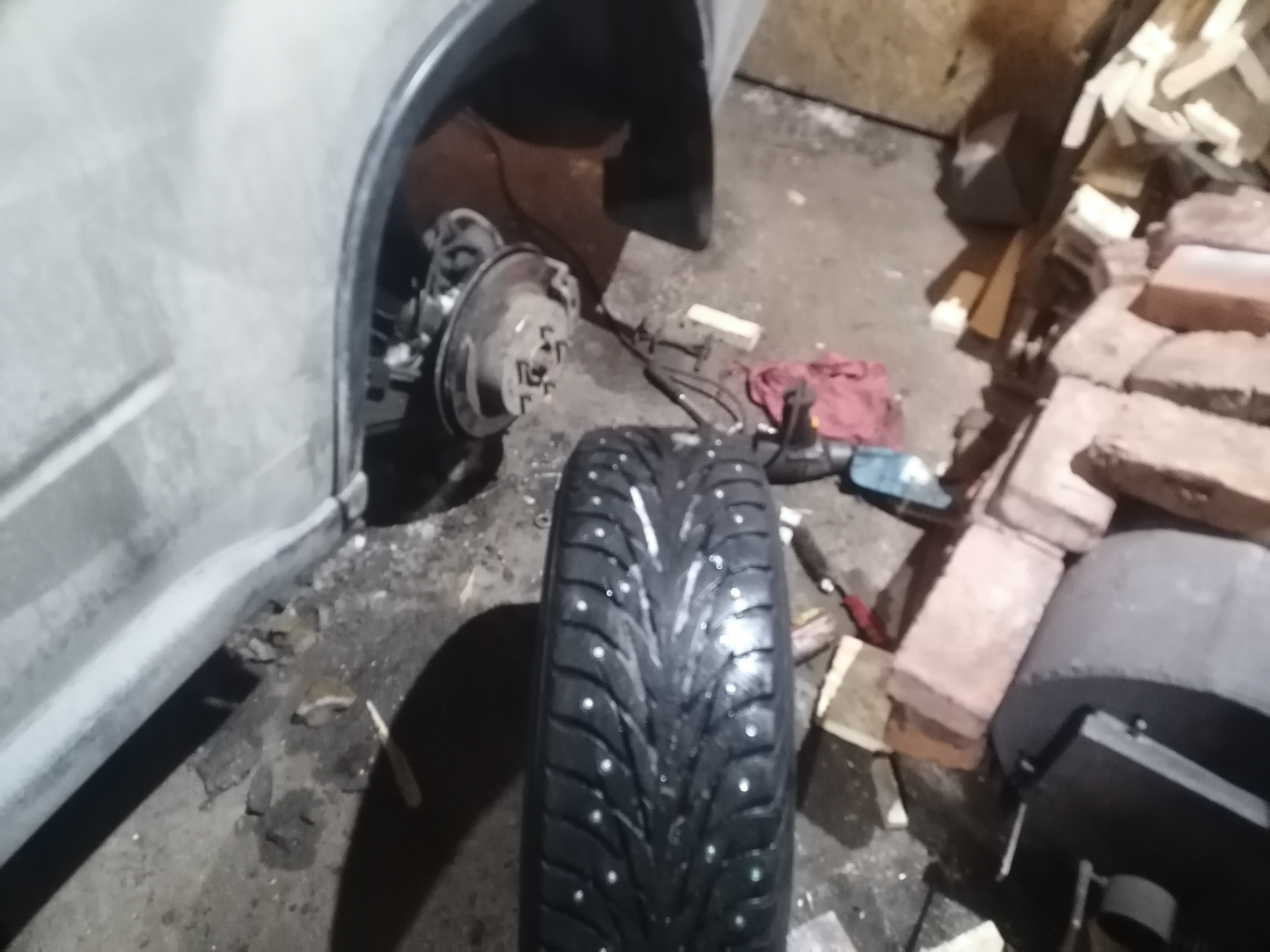 Шиповка резины и замена тормозных колодок в круг. — Nissan X-Trail II ...