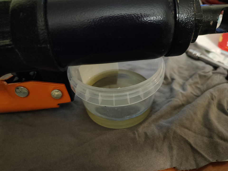 Слил светлое масло. — Volkswagen Polo Sedan