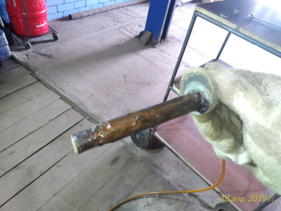 болты вынимаются от руки и они все в смазке — Mitsubishi Pajero (4G)