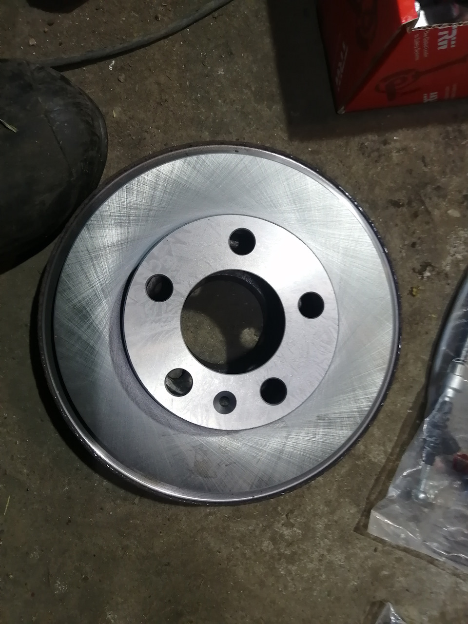 Тормозные диски шкода фабия 2009. Задние тормозные диски для шкода фабия 2. Замена тормозных дисков шкода фабия 2 1. Передний тормозной диск шкода фабия. Тормозные диски октавия а7 1.