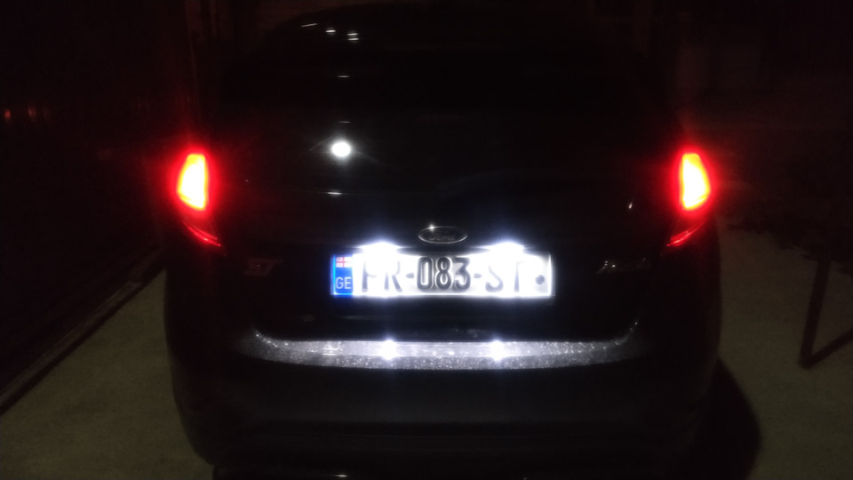 Замена лампочек освещения номерного знака. — Ford Fiesta ST (Mk VI), 1 ...