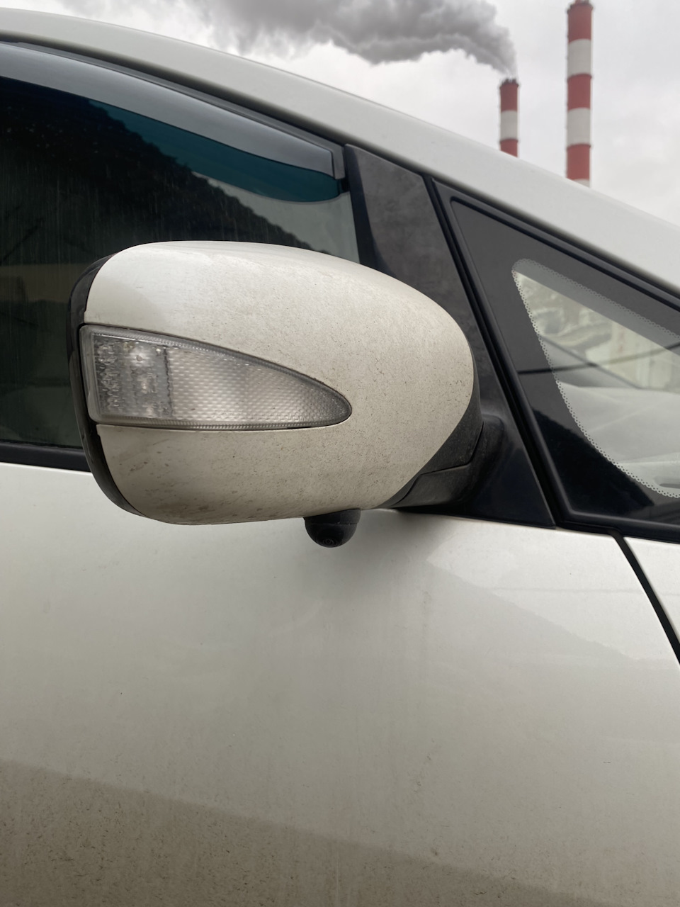 Так выглядит камера в зеркале. В наборе есть резинки прямые и под углом, к нашим подходит второй вариант. На самом деле не сильно бросаются в глаза. — Mitsubishi Grandis