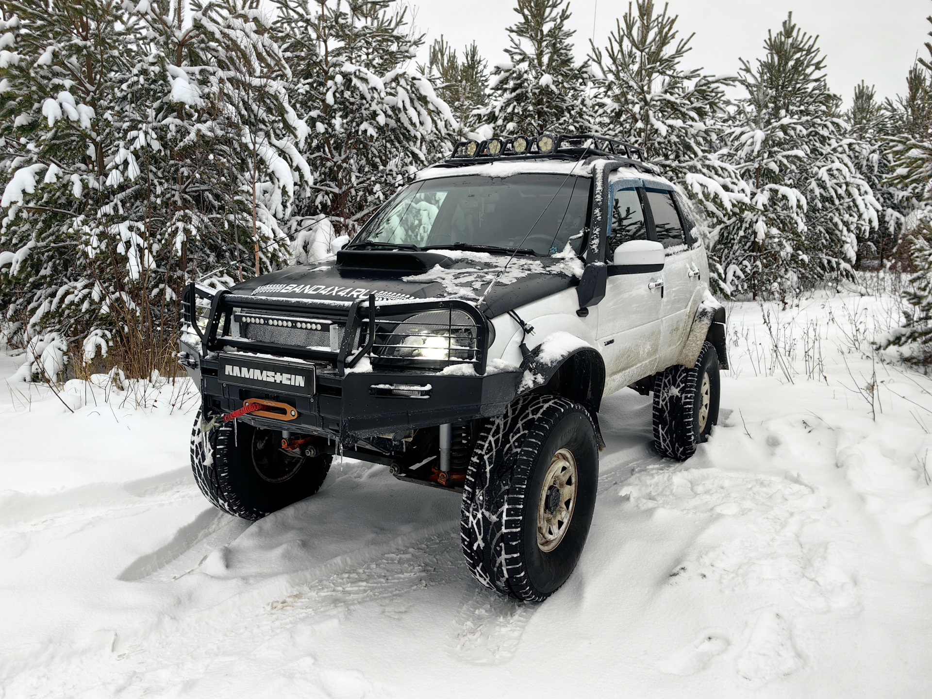 Дорогу перекрыли. Объезжаю по снежной целине, пробивая ледяной вал☝️ —  Chevrolet Niva, 1,7 л, 2012 года | покатушки | DRIVE2